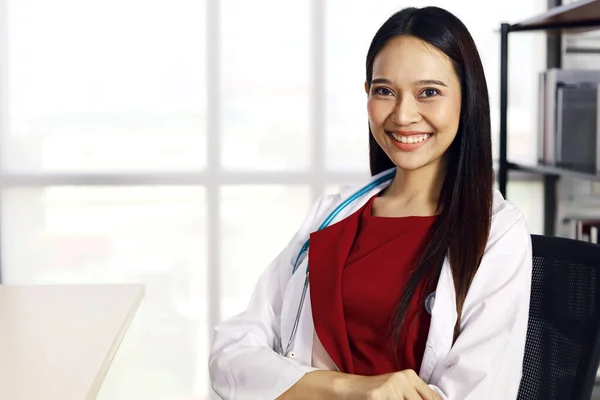 Felicidad Asia Joven Médico Mujer Sonrisa Retrato Hospital —  Fotos de Stock