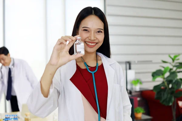 Felicidad Asia Joven Médico Mujer Sonrisa Retrato Hospital —  Fotos de Stock