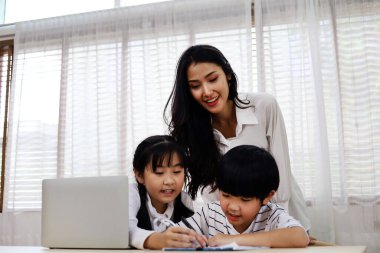 Hafta sonu evde akıllı telefondan öğrenen iki çocuğun mutluluğu..