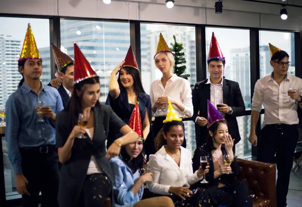 Pessoas Negócios Felicidade Feliz Festa Ano Novo Nos Escritórios — Fotografia de Stock