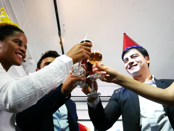 Pessoas Negócios Felicidade Feliz Festa Ano Novo Nos Escritórios — Fotografia de Stock