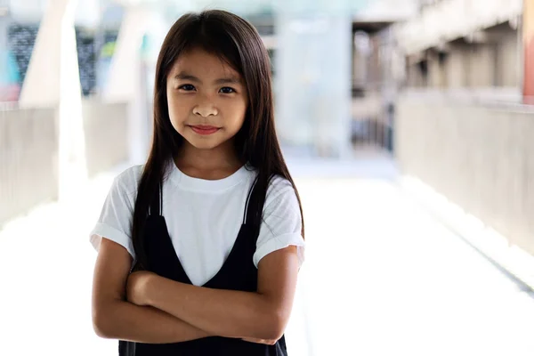 Дитяча Дівчинка Азії Посміхається Портретом Подорожі Відпустку — стокове фото