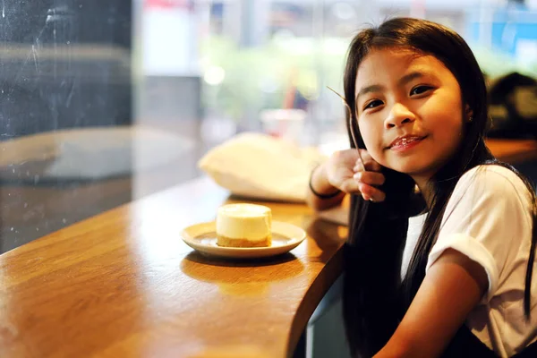Bela Felicidade Ásia Criança Menina Sorriso Retrato Viajando Fim Semana — Fotografia de Stock