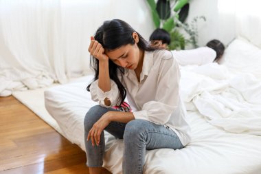 Bekar anne uzun bir hafta sonu boyunca çocuklarını büyütme konusunda bunalmış ve endişeli hissediyor..