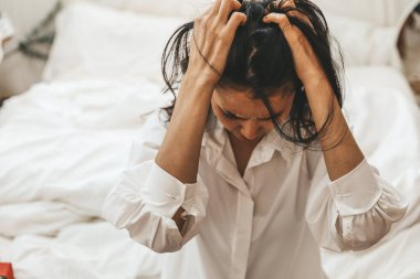 Bekar anne uzun bir hafta sonu boyunca çocuklarını büyütme konusunda bunalmış ve endişeli hissediyor..