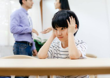 Aile sorunları konsepti, anne ve babanın evde kavga etmesi çocukların kendilerini kötü hissetmesine neden oluyor..