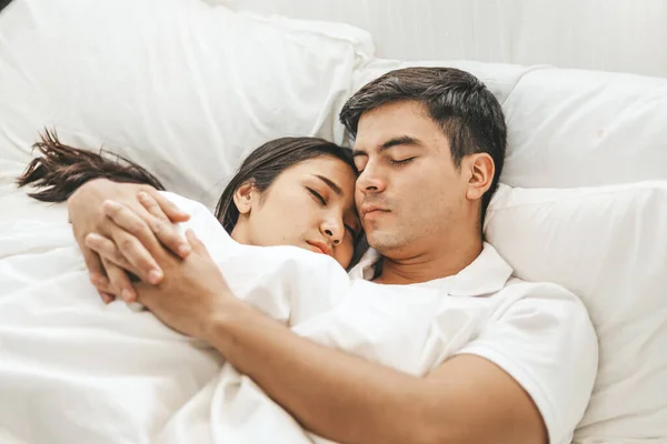 Felicidade Jovem Casal Amante Dormindo Relaxamento Quarto — Fotografia de Stock