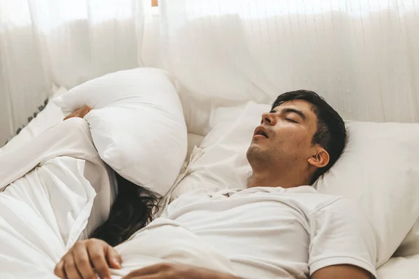 Mulher Não Consegue Dormir Porque Marido Ressona Alto Quarto Manhã — Fotografia de Stock