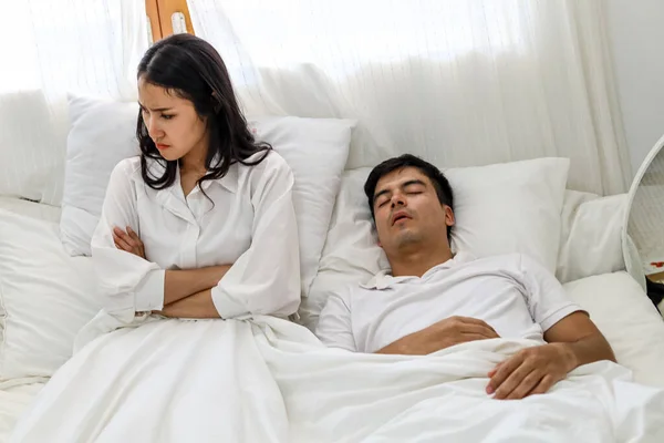 Ehefrau Kann Nicht Schlafen Weil Der Mann Morgens Schlafzimmer Laut — Stockfoto