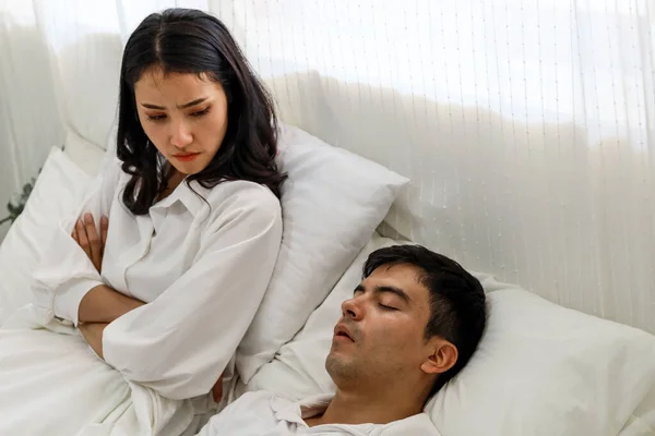 Ehefrau Kann Nicht Schlafen Weil Der Mann Morgens Schlafzimmer Laut — Stockfoto