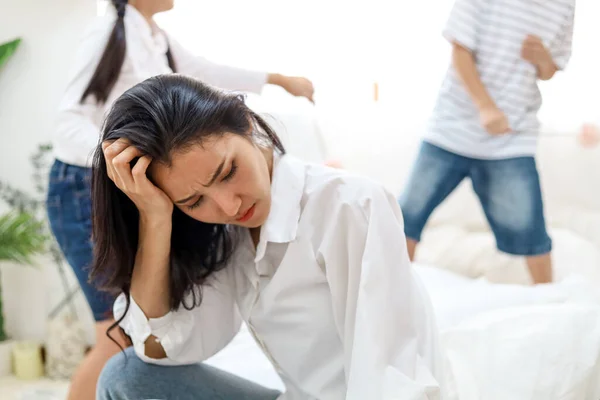 Single Mother Feeling Overwhelmed Anxious Raising Children Long Weekend — Stock Photo, Image