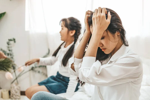 Madre Soltera Sentirse Abrumada Ansiosa Por Criar Sus Hijos Durante —  Fotos de Stock