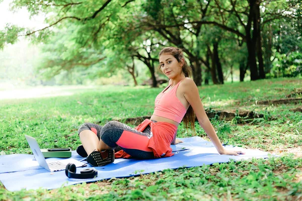 Felicidad Hermosa Mujer Yoga Ejercicio Sonrisa Retrato Jardín Parque — Foto de Stock