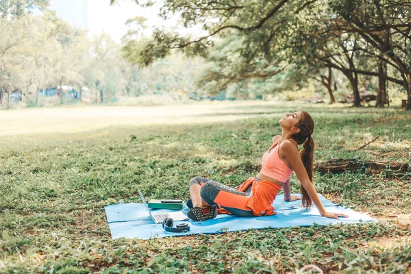 Felicidad Hermosa Mujer Yoga Ejercicio Sonrisa Retrato Jardín Parque —  Fotos de Stock