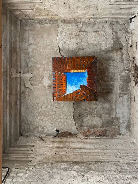 Gri tavandan sarkan parlak bir tablo. Fotoğraf iPhone 11 'de çekildi