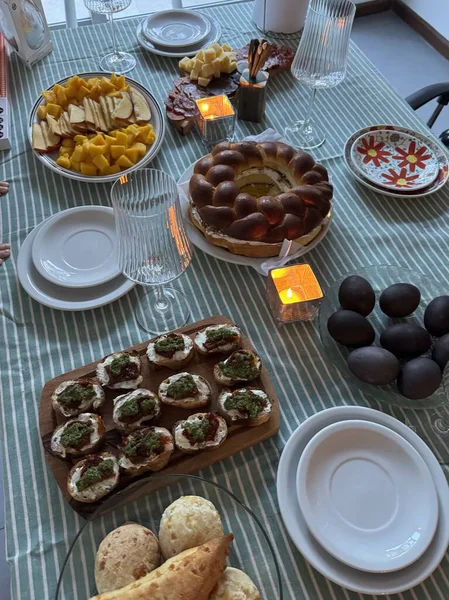 Paskalya için bir sehpa, abur cubur ve mum manzarası.