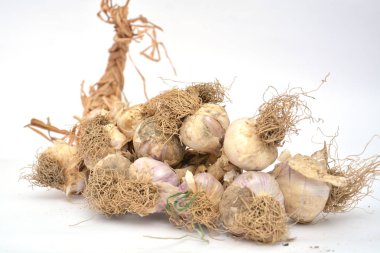 Beyaz arka plan üzerinde üstten görünüm izole sarımsak