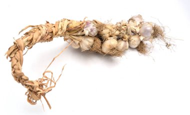 Beyaz arka plan üzerinde üstten görünüm izole sarımsak