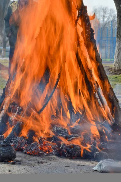 Слов'янські свято кінця зими. Великий Террі лялька соломи спалювання. Чорний дим є видимим Ліцензійні Стокові Зображення