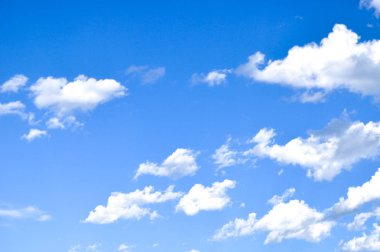 Bulutlu mavi gökyüzü. Açılış günü ve iyi hava.