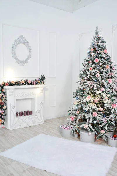 Árbol de Navidad con bolas de colores y cajas de regalo sobre la pared de ladrillo blanco — Foto de Stock