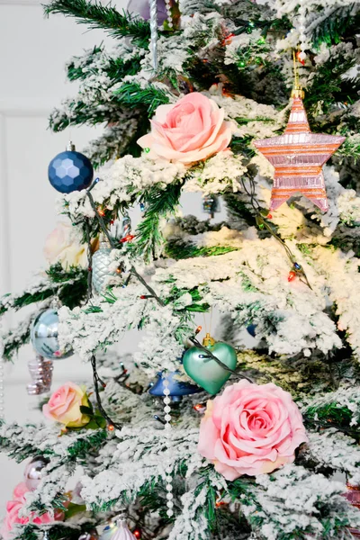 Pohon natal dengan bola berwarna-warni dan kotak hadiah di atas dinding bata putih — Stok Foto