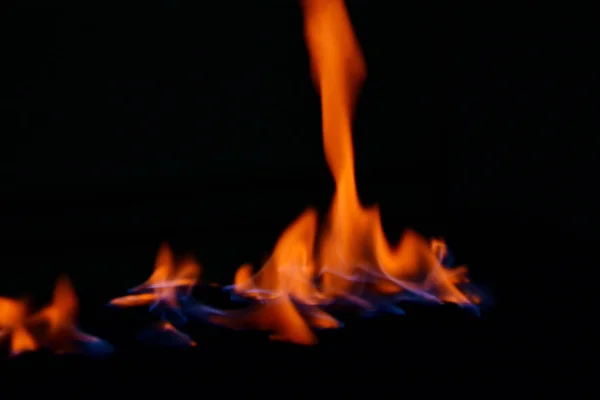 Conjunto de llamas de fuego realistas brillantes. Una colección de efectos especiales de luz para el diseño y la decoración . —  Fotos de Stock