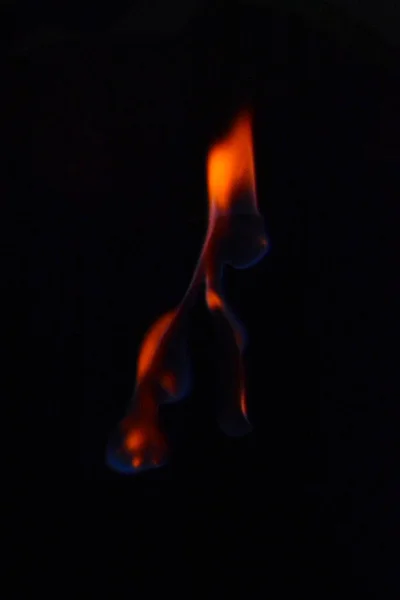 Hellen, realistischen Flammen. eine Kollektion spezieller Lichteffekte für Design und Dekoration. — Stockfoto