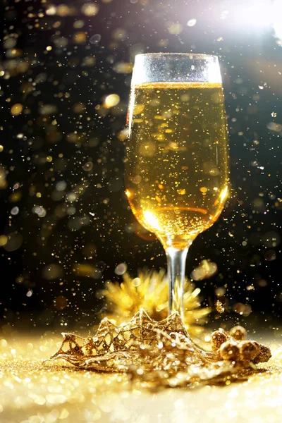 Champagne Con Decorazioni Dorate — Foto Stock