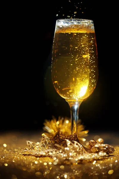 Шампанское Золотыми Украшениями — стоковое фото