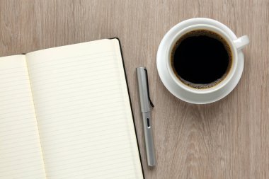 Boş kağıtlı ofis masası