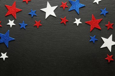 Arduvaz arka plan üzerinde kırmızı, beyaz ve mavi yıldız