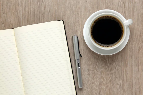 Escritorio de oficina con papel en blanco — Foto de Stock