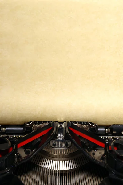 Старая винтажная пишущая машинка с чистой бумагой — стоковое фото