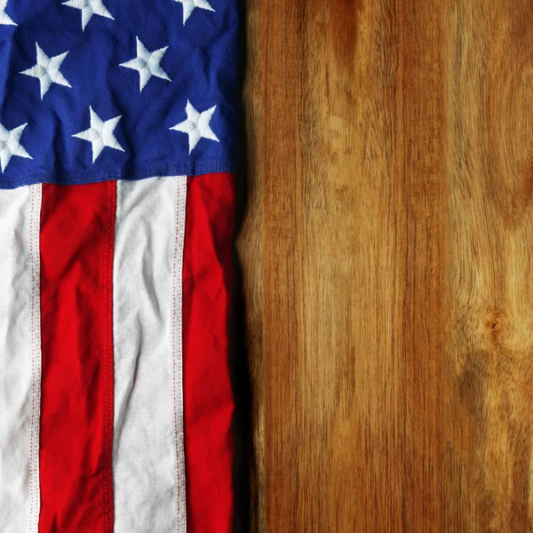 나무 배경 위에 미국 국기붙이기 — 스톡 사진