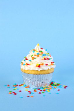 Renkli sprinkles ile tek buzlu cupcake