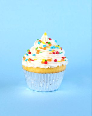 Renkli sprinkles ile tek buzlu cupcake