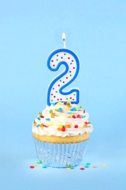 Yanan sayısı 2 mum ve serpin ile buzlu doğum günü cupcake
