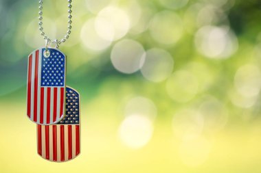 Amerikan bayrağı köpek etiketleri dışında asılı