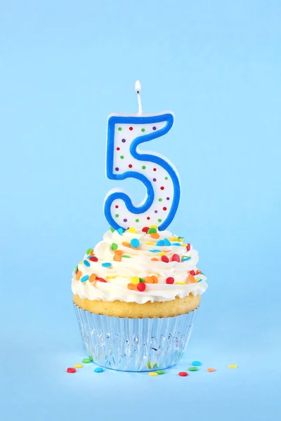 Cupcake di compleanno ghiacciato con candela numero 5 accesa e cospargere — Foto Stock