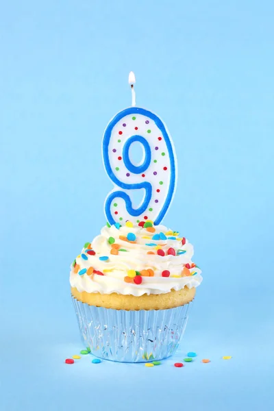 Pastel de cumpleaños helado con número encendido 9 vela y espolvorear — Foto de Stock