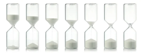 Sbírka přesýjových hodin s bílým pískem, ukazující průchod — Stock fotografie