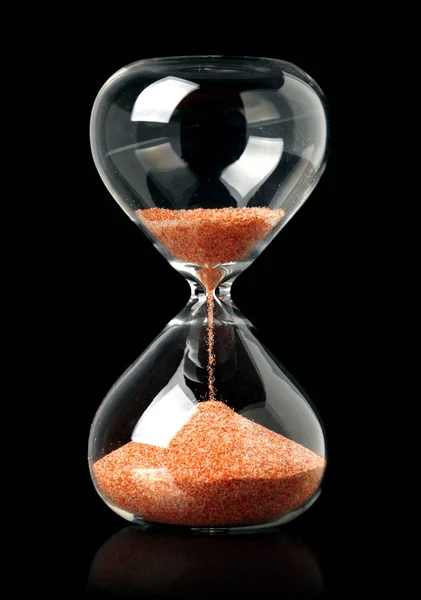 Reloj de arena con arena roja mostrando el paso del tiempo —  Fotos de Stock