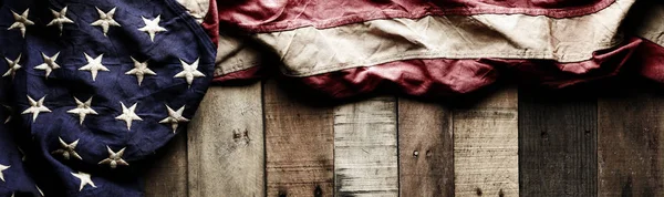 Bandera americana vintage roja, blanca y azul para el Día de la Memoria o V — Foto de Stock