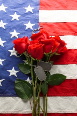 Güllü ve boş askeri künyeli Amerikan bayrağı