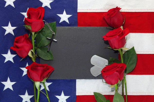 Bandeira americana com rosas e etiquetas de cães militares — Fotografia de Stock