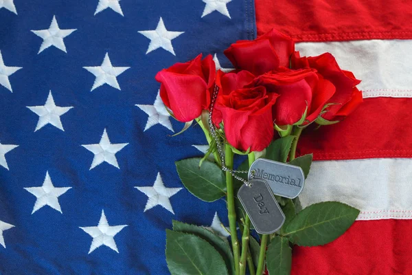 Bandera americana con rosas y etiquetas militares para perros — Foto de Stock