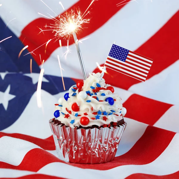 4. Juli Cupcake mit Fahne, Streusel und Wunderkerze — Stockfoto
