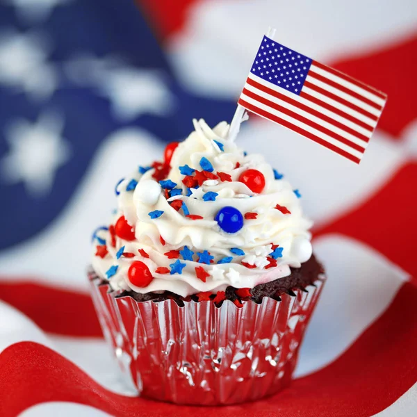 4 de julho cupcake com bandeira e polvilhas — Fotografia de Stock