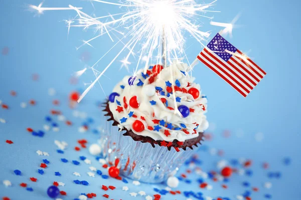 Július 4 Cupcake zászlóval, Sprinkles, és a csillagszóró — Stock Fotó